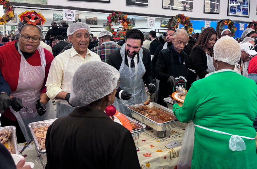  Zohran Mamdani reparte comida en Nueva York durante el Día de Acción de Gracias
