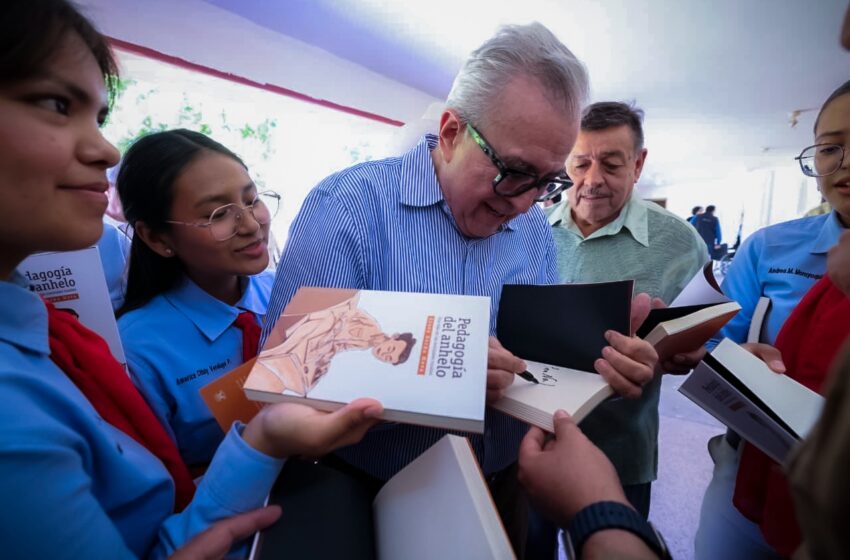  Rocha presenta en Sonora su libro "Pedagogía del Anhelo, Una Vida en las Normales Rurales"