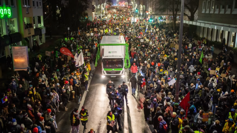  El partido alemán de ultraderecha crea su nueva organización juvenil mientras miles protestan