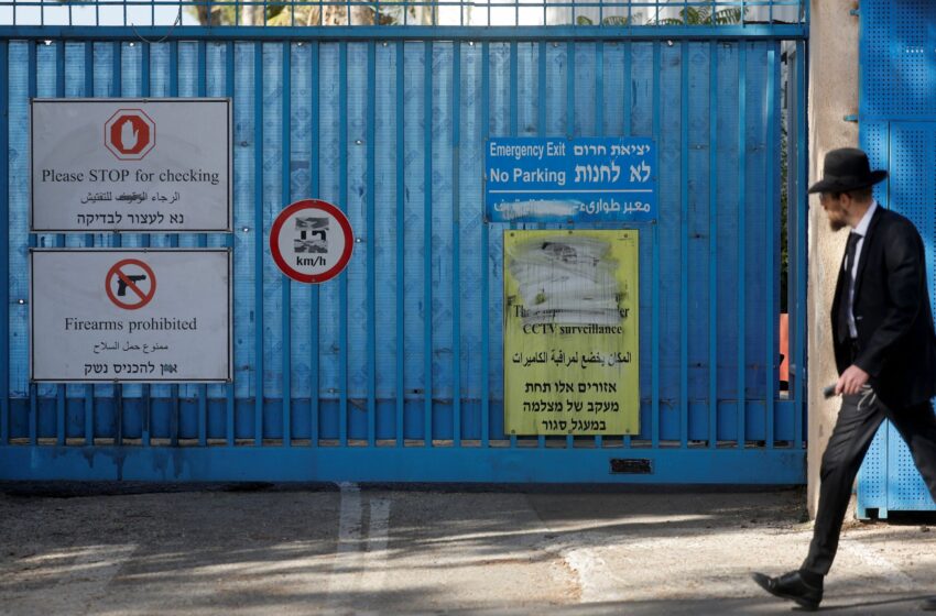  La Policía israelí irrumpe en la sede de la UNRWA de Jerusalén y cambia la bandera de la ONU por una de Israel