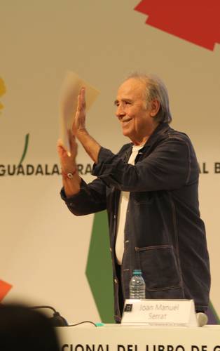 Tras un intento de portazo, Serrat habló sin cortapisas ante miles de jóvenes