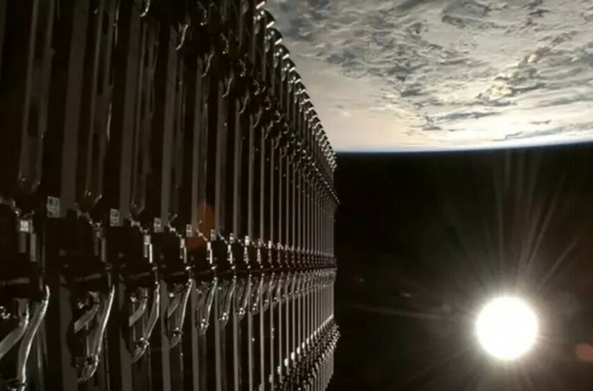  Un satélite de Elon Musk a la deriva en el espacio, lanza chatarra