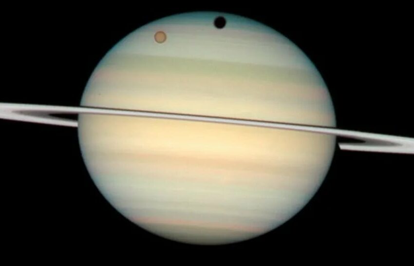  La luna más grande de Saturno podría ocultar un mundo habitable bajo una capa de hielo fangoso, según un nuevo …