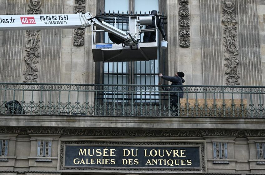  Museo del Louvre refuerza seguridad tras robo e instala rejas en la ventana famosa