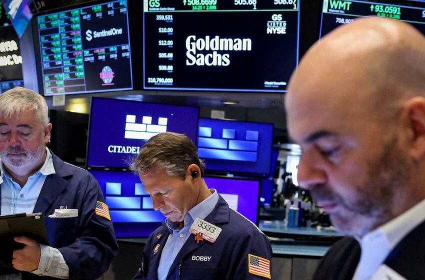  Wall Street cerró con leves caídas pero se mantiene cerca de máximos históricos