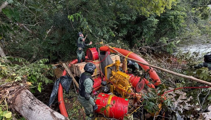  FANB destruye balsas de minería ilegal en cuencas fluviales del estado Bolívar