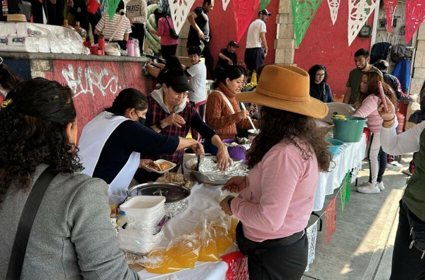  Ixtapaluca: Vecinos dan alimentos y agua peregrinos que van Basílica- Grupo Milenio