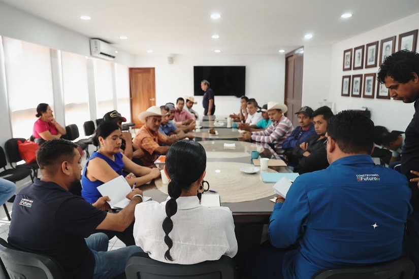  Presidenta Lizette Tapia atiende demandas de habitantes de la zona rural del municipio