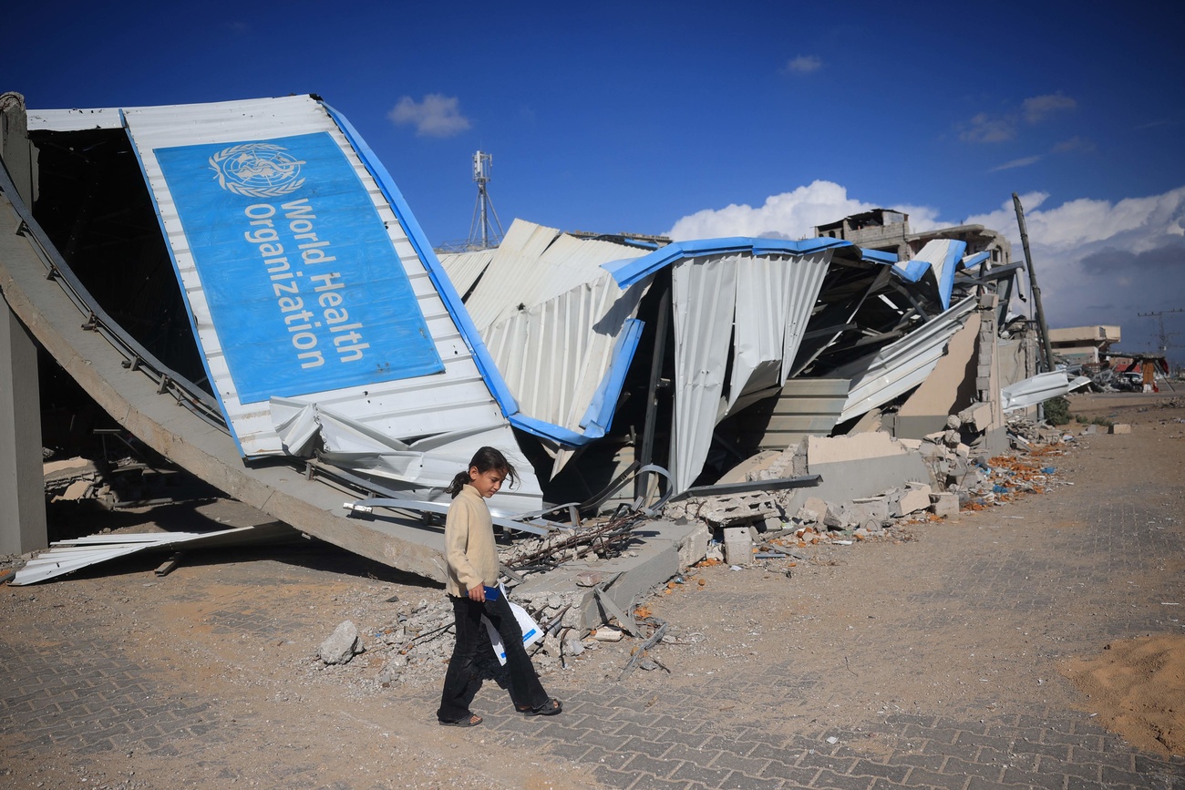 Una niña en medio de los escombros.