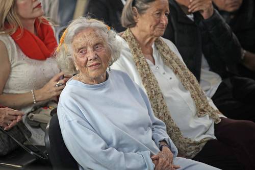  Elena Poniatowska fue arropada por poemas y flores de Laureles del Arte