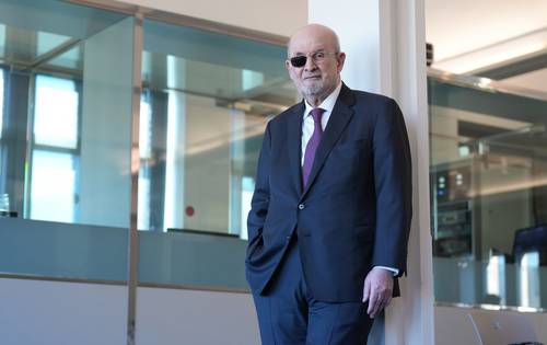  Rushdie destaca su preferencia por Elena Poniatowska, Fuentes y Gabo