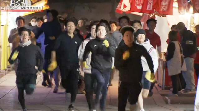  Se celebra la tradicional carrera de «hombres afortunados» de Año Nuevo en un santuario del oeste de Japón