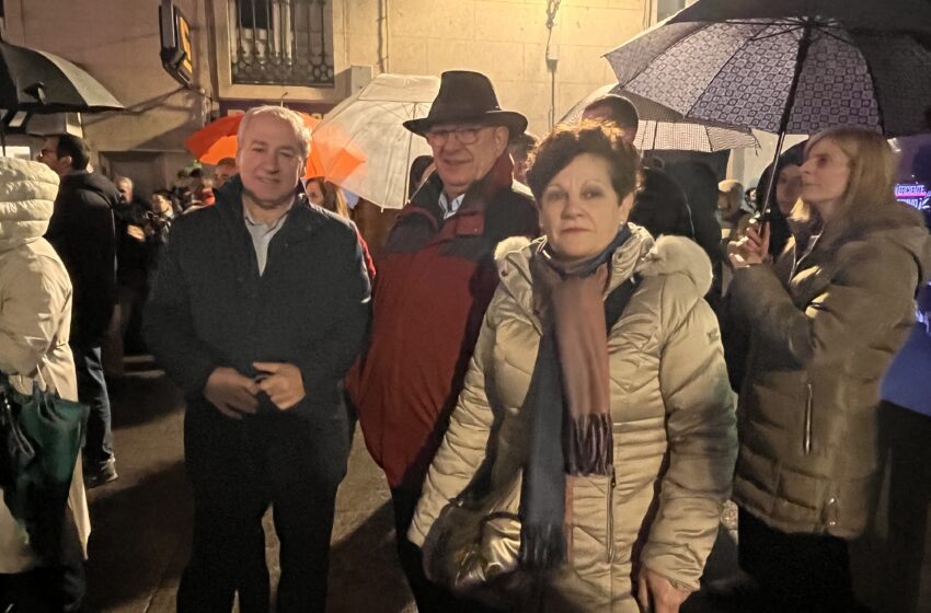  El Alcalde asiste al concierto del grupo local Malenne, con una gran afluencia en la calle Cardenal
