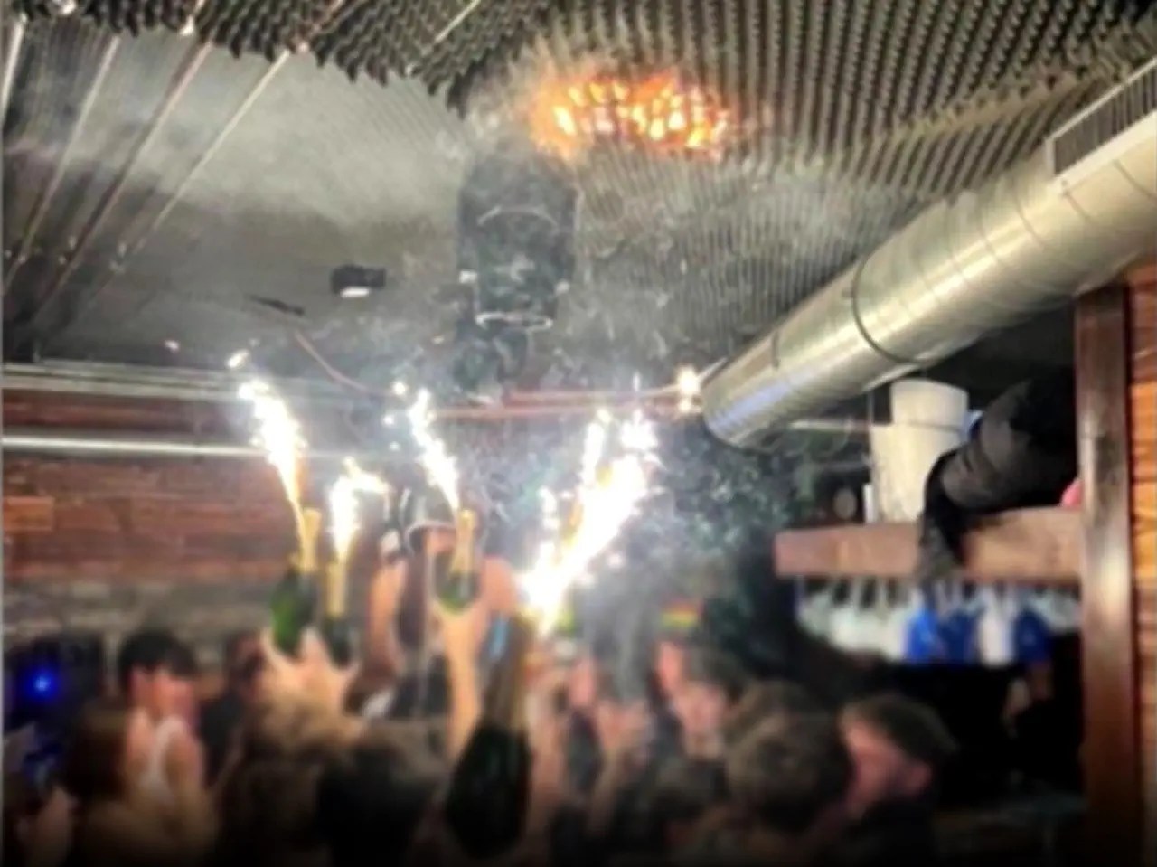 Esta es una de las imágenes que han circulado en los medios sociales y que forman parte de las pistas a seguir para concluir la razón del incendio que se cobró la vida de 40 personas en un bar en Crans-Montana, Suiza.