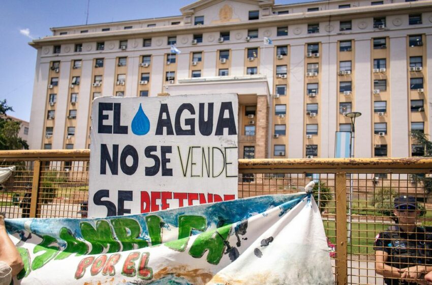  El gobierno niega legitimidad a la oposición a la minería: la ministra Latorre contra una pintada