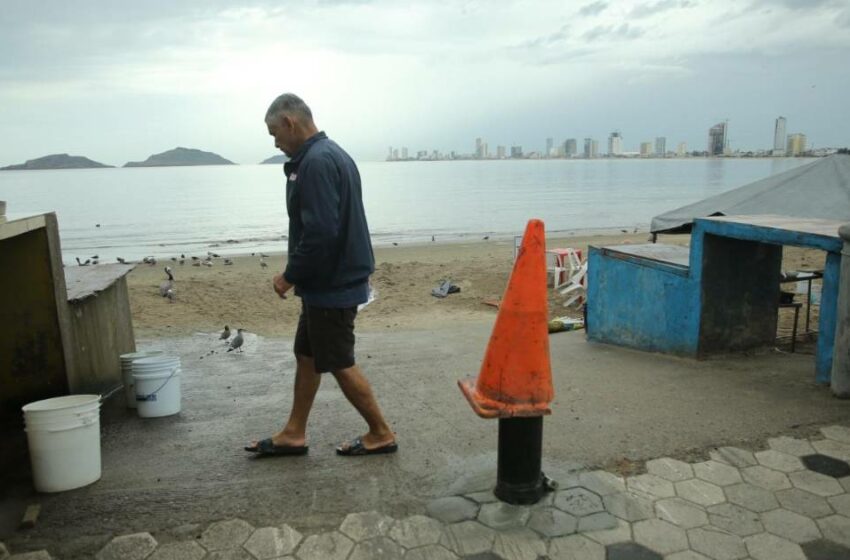  Pescadores de Playa Norte reclaman bloqueo de rampa por bolardo metálico