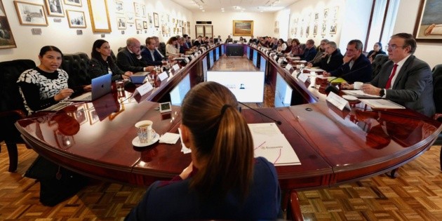  Claudia Sheinbaum y economistas dialogan del “crecimiento y fortaleza” de México