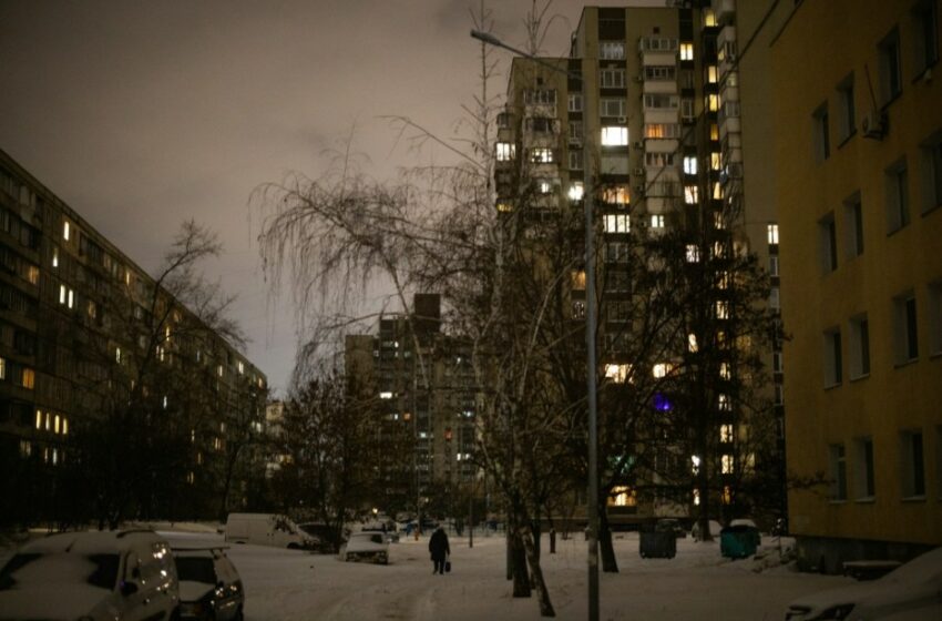  Vecinos de Kiev se organizan para sobrevivir a los apagones energéticos – Swissinfo.ch