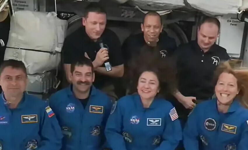  La nave Dragon y los cuatro astronautas llegaron el sábado a la ISS