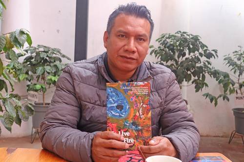  “La poesía es crear conciencia, pensarse uno mismo”, dice el autor tseltal Antonio Guzmán