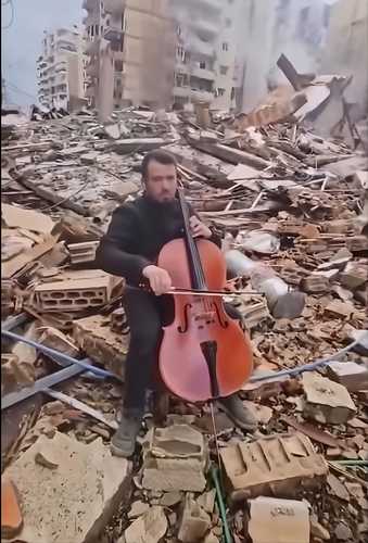  En medio de la tragedia, músico libanés hace del arte un acto de resistencia