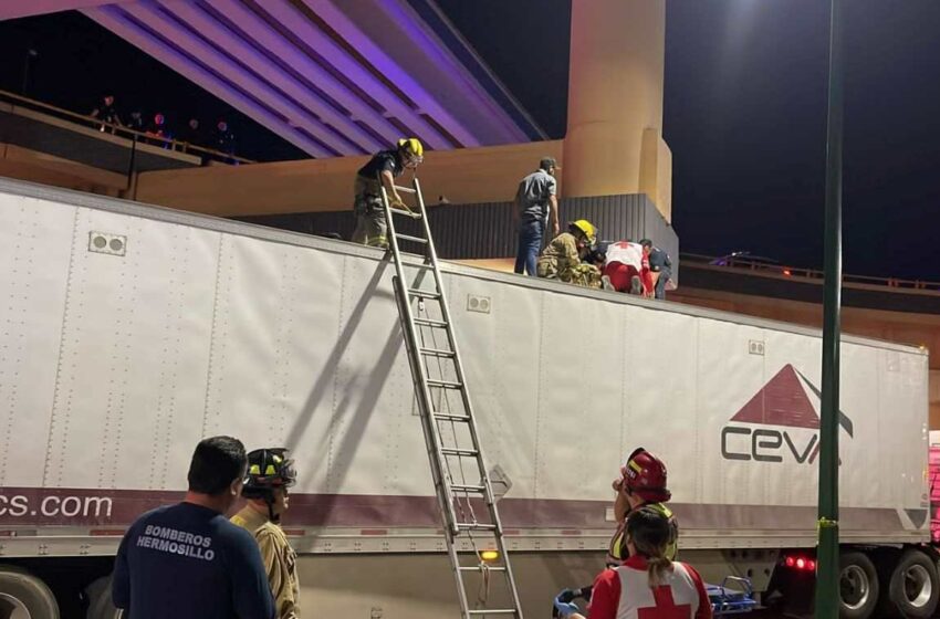  Policías convencen a joven de no lanzarse desde puente en Hermosillo