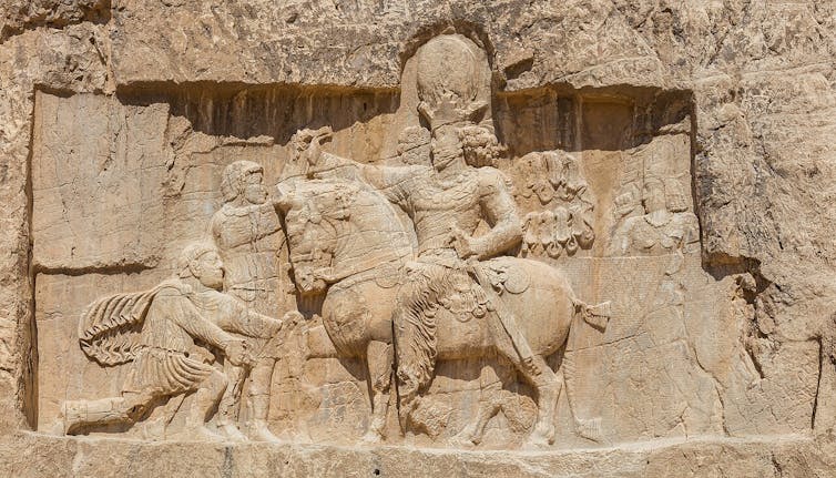 Relieve en Naqsh-e Rostam ubicado en Persépolis, Irán. Esta talla muestra una famosa escena en la cual el emperador romano, Valeriano se arrodilla ante Sapor I y solicita piedad.