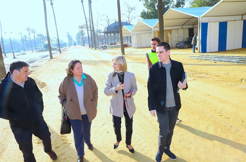  La alcaldesa visita las obras de reposición del albero que el Ayuntamiento está realizando …