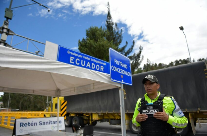  El Ejército de Ecuador bombardea posiciones de la minería ilegal próximas a la frontera con …