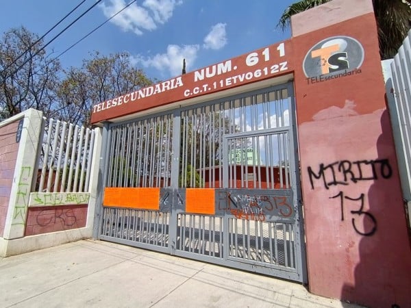  Padres protestan por prohibición de alimentos externos en telesecundaria de Silao