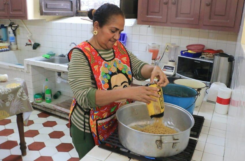  Voluntaria del comedor de Cáritas Córdoba prepara alimentos para más de 40 personas al día