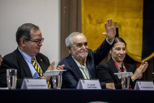  Rinden homenaje en la UNAM a Enrique Semo