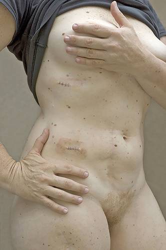  Desde los poros responde al rechazo que viven las mujeres por el peso de la edad