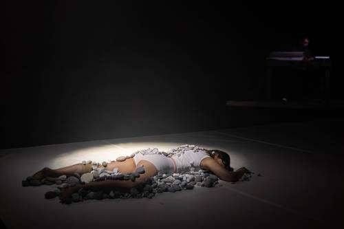  Montaje reverbera el pensamiento del filósofo Byung-Chul Han