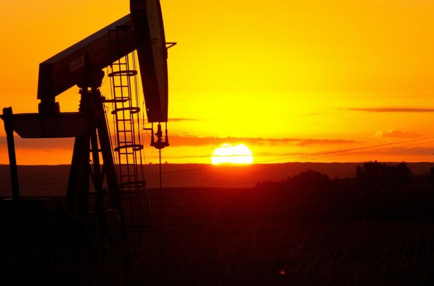  El derrumbe del precio del petróleo se modera tras el anuncio de Irán de un nuevo cierre del estrecho de Ormuz