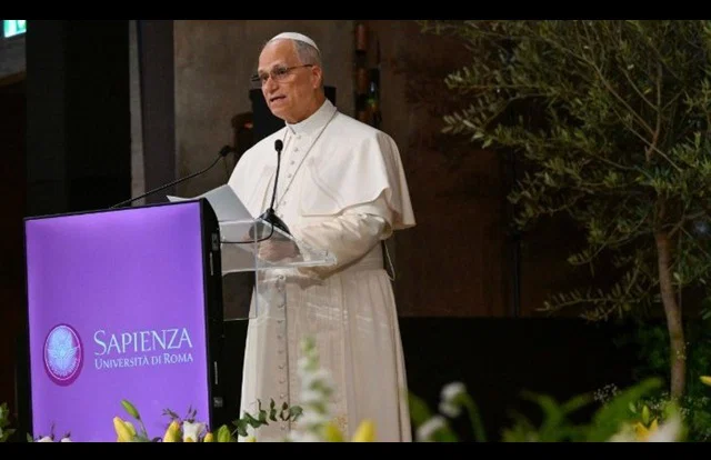  El Papa a los universitarios: sean artesanos de paz, el rearme enriquece a las élites