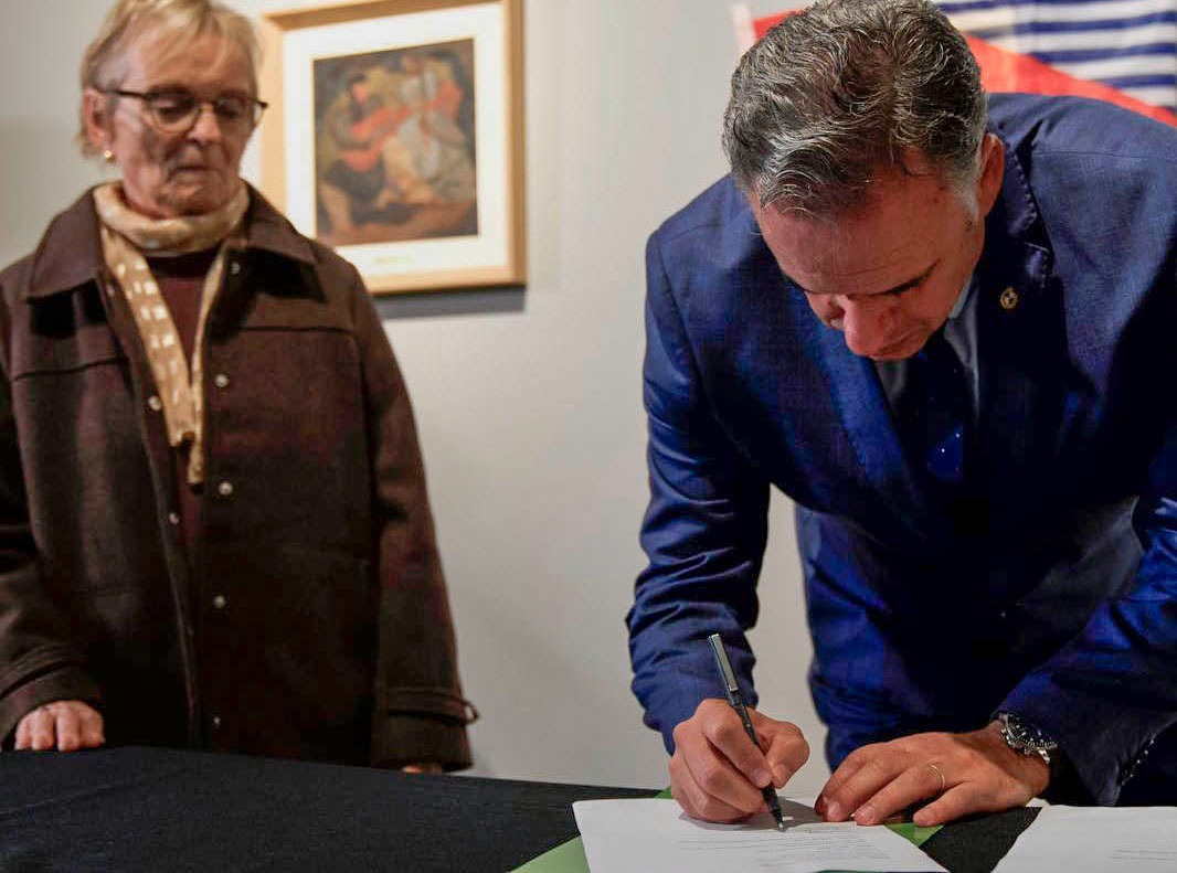 Orsi firmando comodato