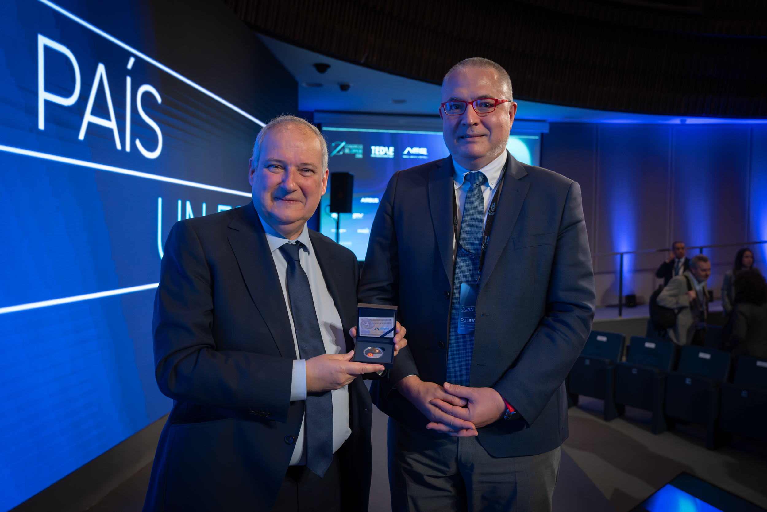 El ministro de Industria y Turismo recibiendo la medalla de la Agencia Espacial Española de la mano de su director, Juan Carlos Cortes.