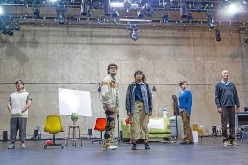  La obra El peso de las hormigas escenifica  la incertidumbre adolescente