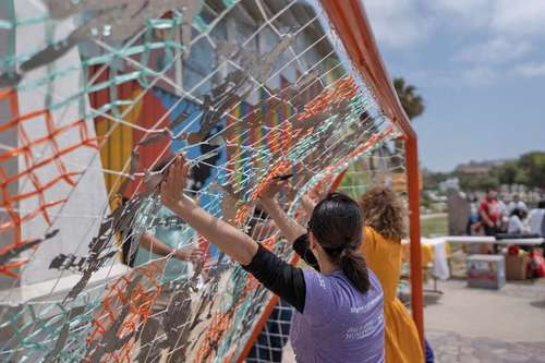  Refugiados y migrantes instalan en Tijuana la obra Tejiendo redes