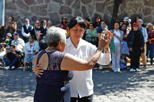  Vecinos y visitantes celebraron con júbilo la reapertura del Museo Dolores Olmedo