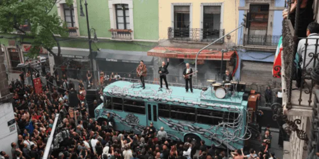  U2 regresa y sorprende a sus fans mexicanos al tomar calles de CDMX (VIDEO)