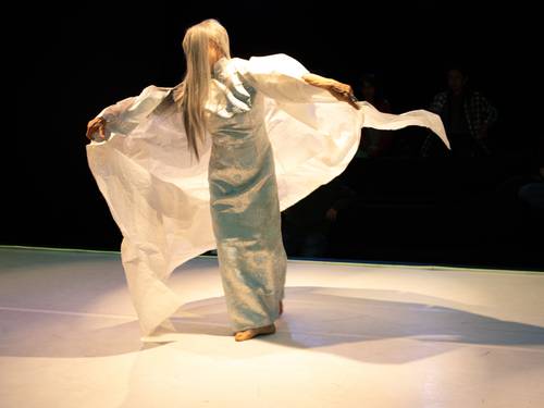  Luna de Shanghái, coreografía que invita a posar la mirada y observar con calma