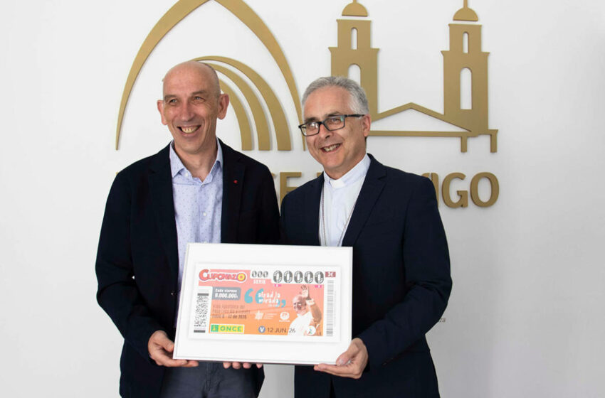  El obispo recibe el «Cuponazo» dedicado a la visita del papa León XIV – Diócesis de Tui-Vigo