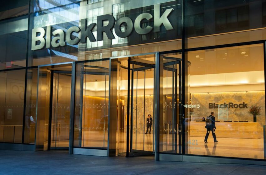  BlackRock limita retiros por segundo trimestre en fondo insignia de crédito privado