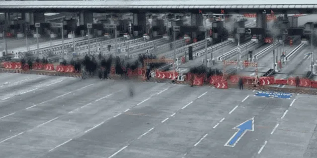  Protesta de Ayotzinapa cierra la autopista México-Cuernavaca