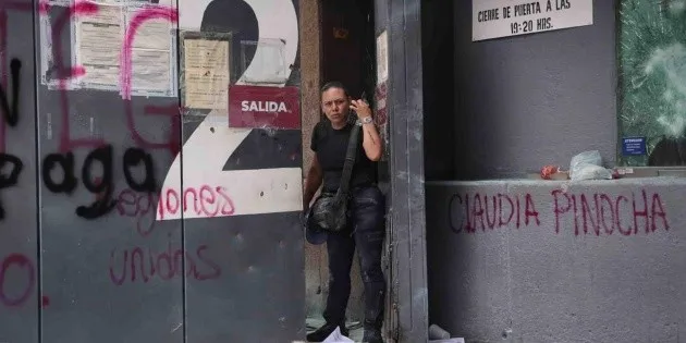  Manifestantes de la CNTE irrumpen en la SEP, rompen vidrios e incendian muebles