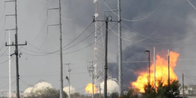  Explota la refinería de Pemex 'Antonio Dovali Jaime' en Salina Cruz; hay 3 heridos