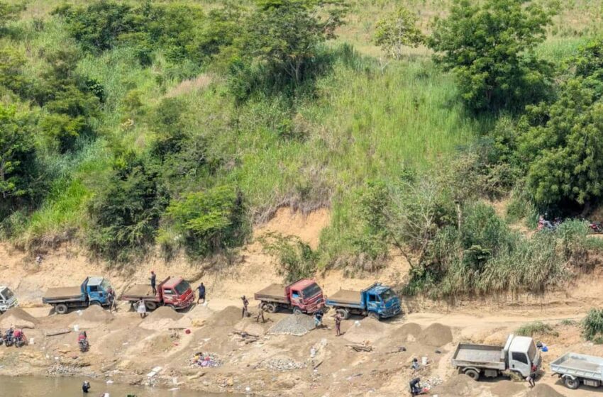  Ministerio de Medio Ambiente aborda extracción ilegal de arena en río – Diario Libre