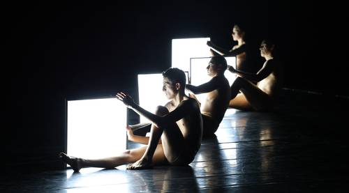  En El matiz de lo imperceptible, danza y luz expresan la desconexión humana